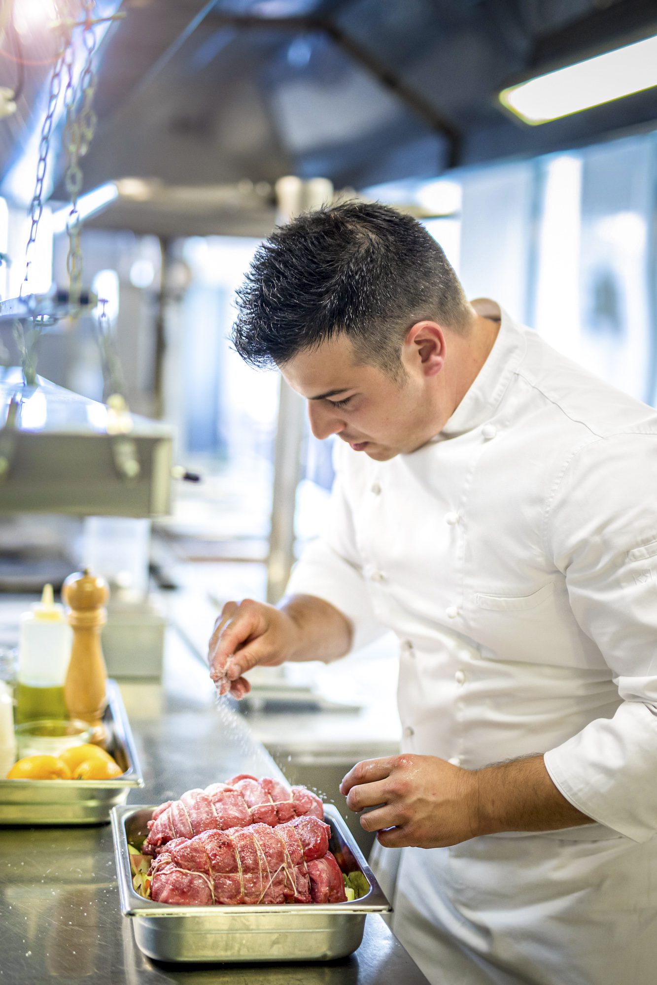 Chef cuisinant une pièce de veau